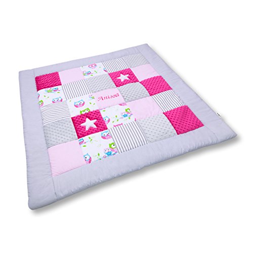 Amilian® Krabbeldecke Patchworkdecke Spieldecke Decke mit Namen und Datum (M056) (125x125cm)