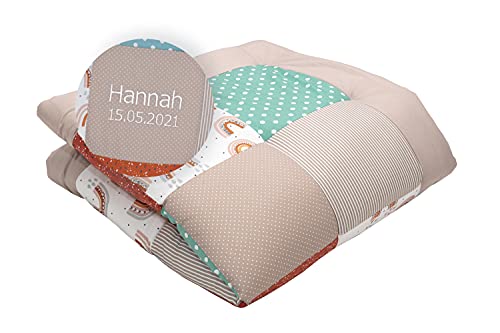 ULLENBOOM ® personalisierte Baby Krabbeldecke 100x100 cm gepolstert Regenbogen (Made in EU) -...