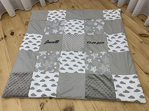 Krabbeldecke Patchworkdecke Spieldecke Babydecke schön gepolstert mit Namen und Datum bestickt,...