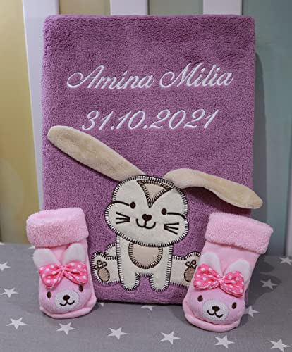 GESCHENKSET Babydecke mit Namen und Datum Bestickt + Socken + Geschenkbox (Lila Hase + Socken)
