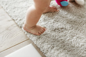 Kindefüße auf Kinderteppich