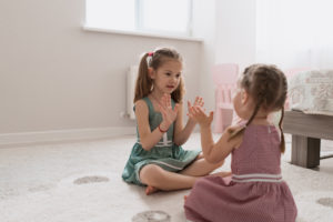 Mädchen spielen auf Kinderspielteppich