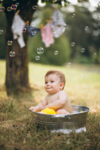 Baby spielt im Wasser