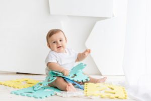 Baby spielt mit einer Puzzlematte