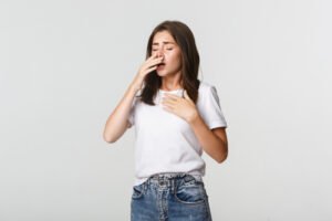 Frau hat Allergie und niest